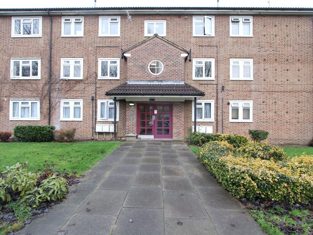 3 bed flat to rent in Haydon Drive, Pinner HA5, £1,795 pcm Zoopla