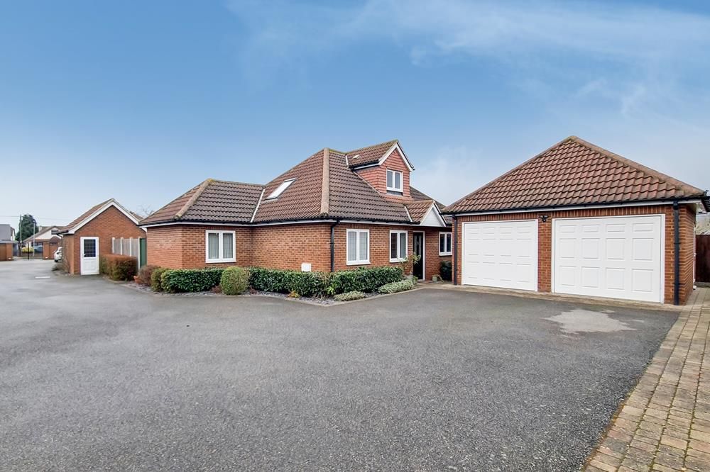 4 bed property for sale in Charlotte Mews, Rainham, Essex RM13 Zoopla