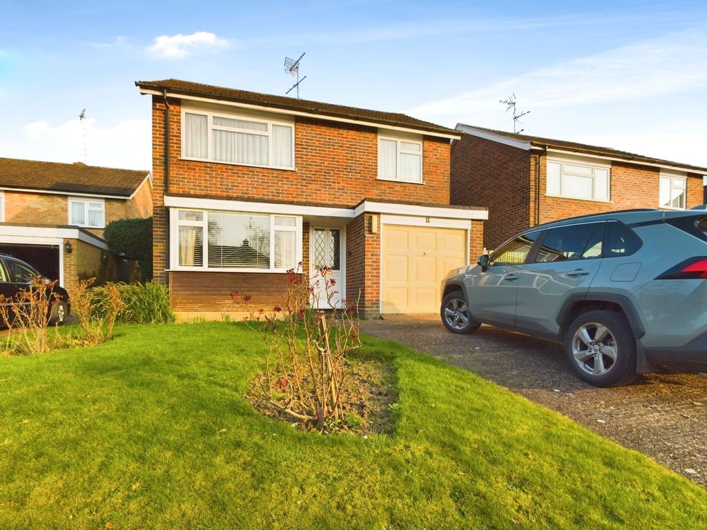 3 bed detached house for sale in Oliver Road, Horsham RH12, £525,000