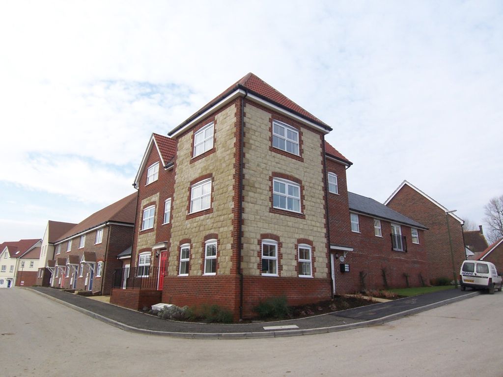2 bed flat to rent in 32 Riverside, Stane Street, Codmore Hill