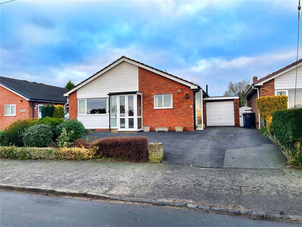 3 bed bungalow for sale in Moss Lane, Crewe, Cheshire CW3, £135,000