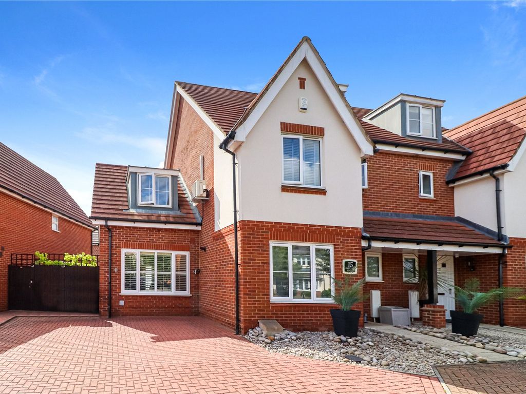 4 bed semidetached house for sale in Bateson Drive, Leavesden, Watford