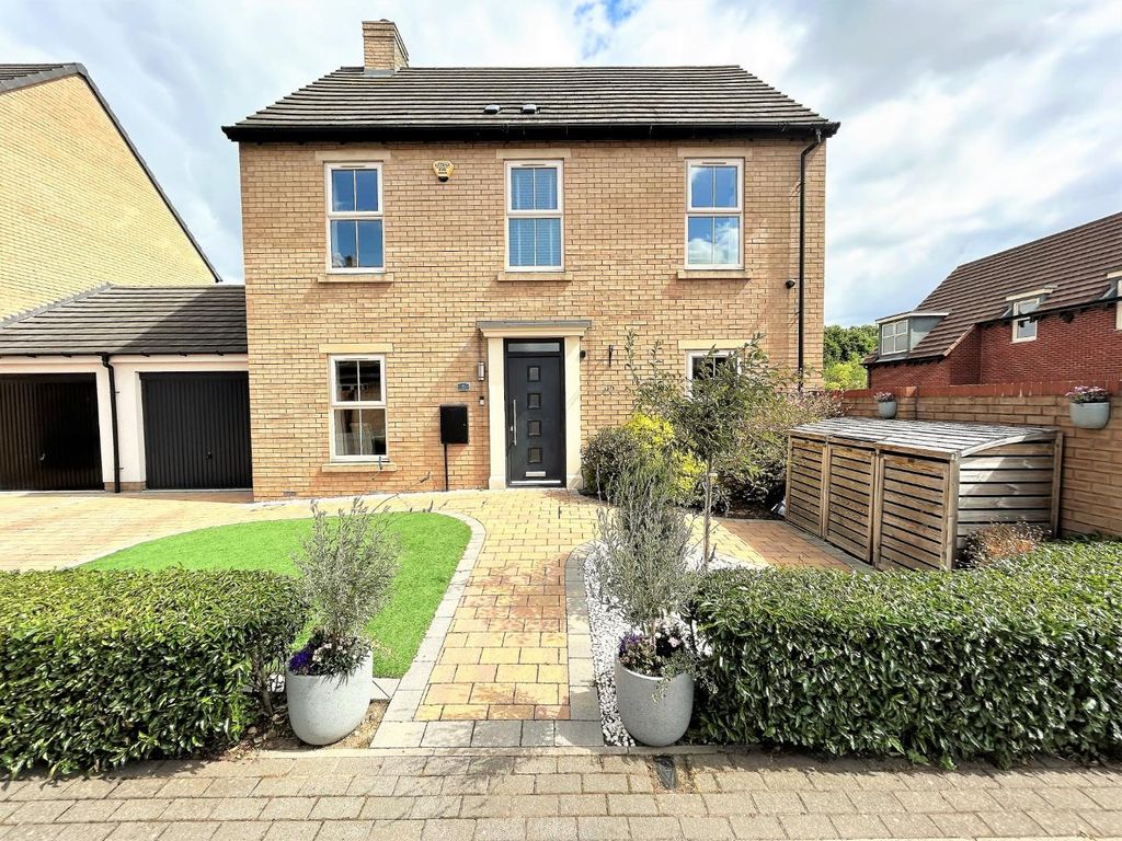 4 bed property for sale in Glencrest Way, WathUponDearne, Rotherham