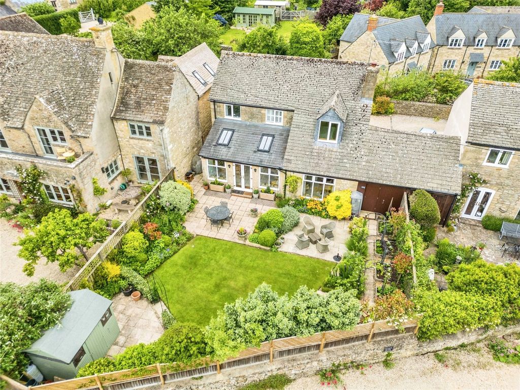 3 bed link detached house for sale in Fulbrook, Oxfordshire OX18, £