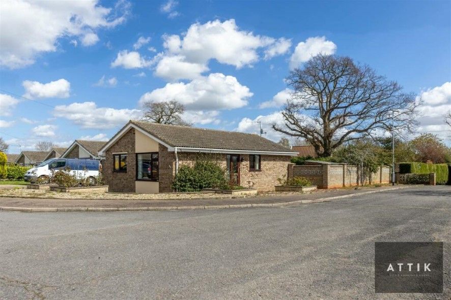 2 bed bungalow for sale in Barons Close, Halesworth IP19, £200,000 Zoopla