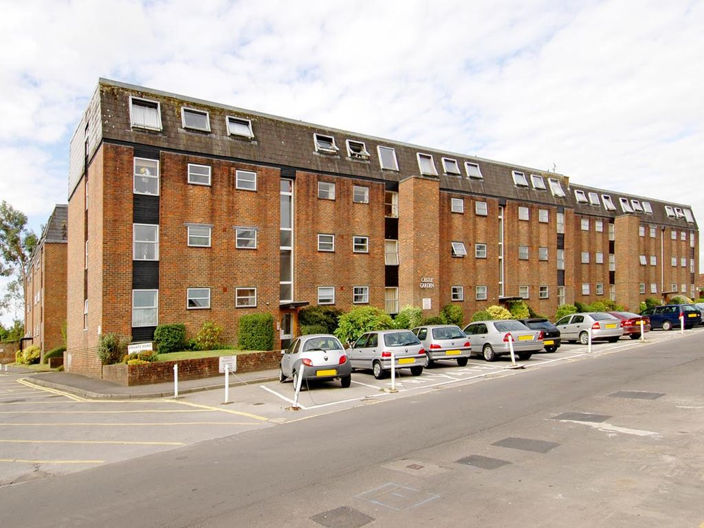 2 bed flat to rent in Castle Garden, Swan Street, Petersfield GU32 Zoopla