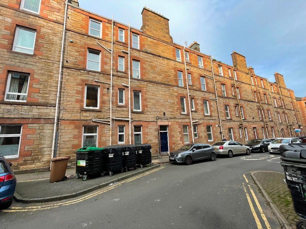 2 bed flat to rent in Milton Street, Abbeyhill, Edinburgh EH8, £1,050