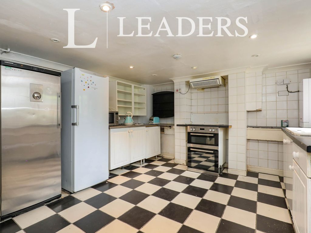 6 bed shared to rent in Balmoral Road, Northampton NN2