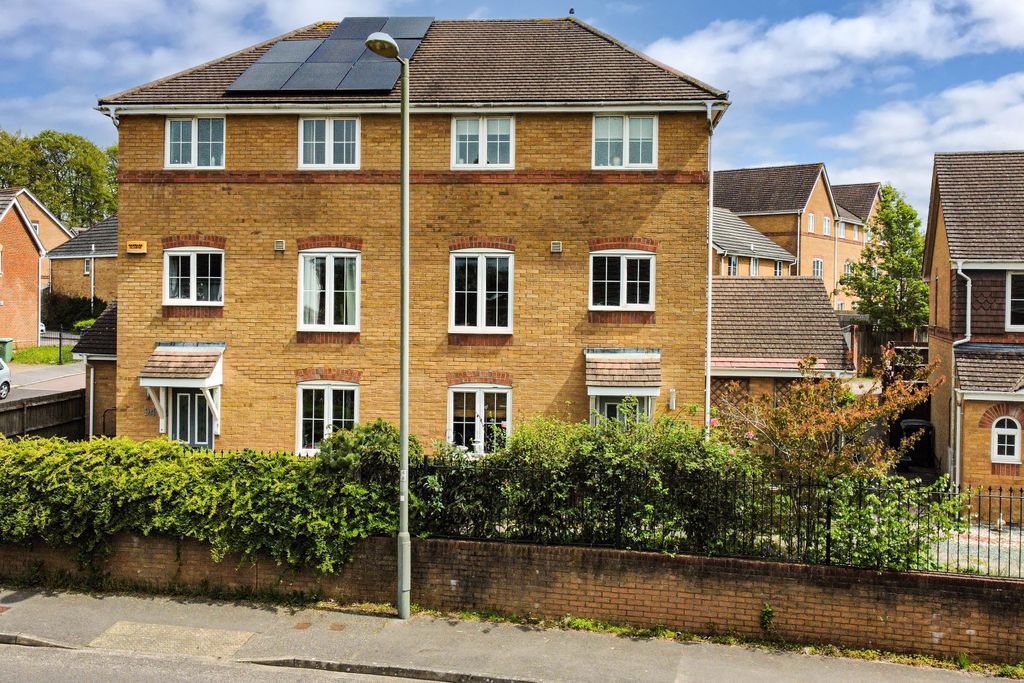 4 bed semidetached house for sale in Ferndown Close, Beggarwood