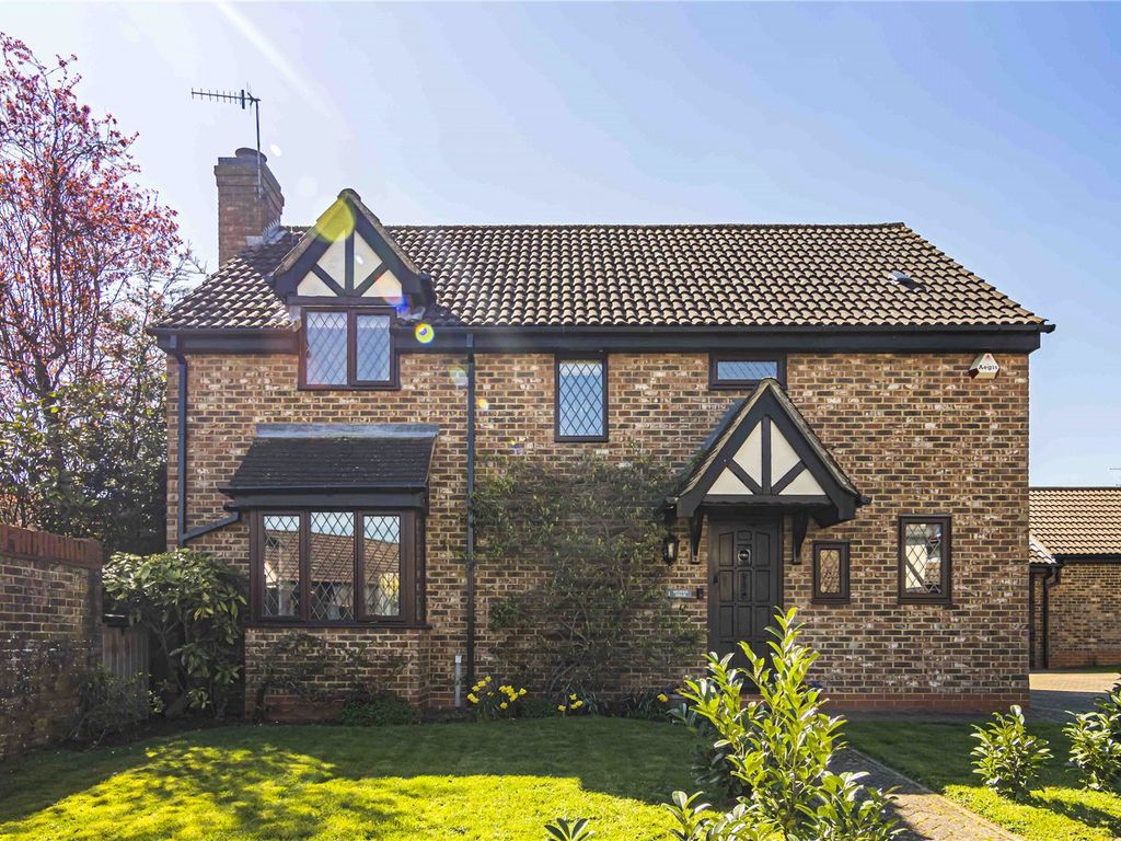 4 bed detached house for sale in Squirrel Chase, Fields End, Hemel
