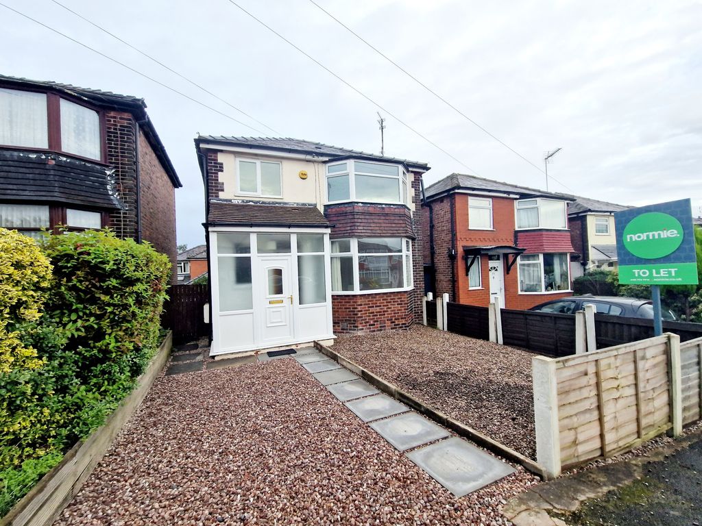 3 bed detached house to rent in Heywood Road, Prestwich, Manchester M25