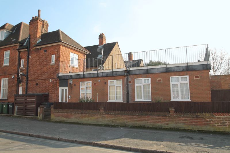 Studio to rent in High Road, Harrow Weald, Harrow HA3, £800 pcm Zoopla