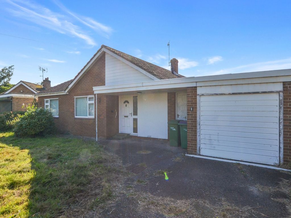 3 bed detached bungalow for sale in St. Marys Road, New Romney TN28, £