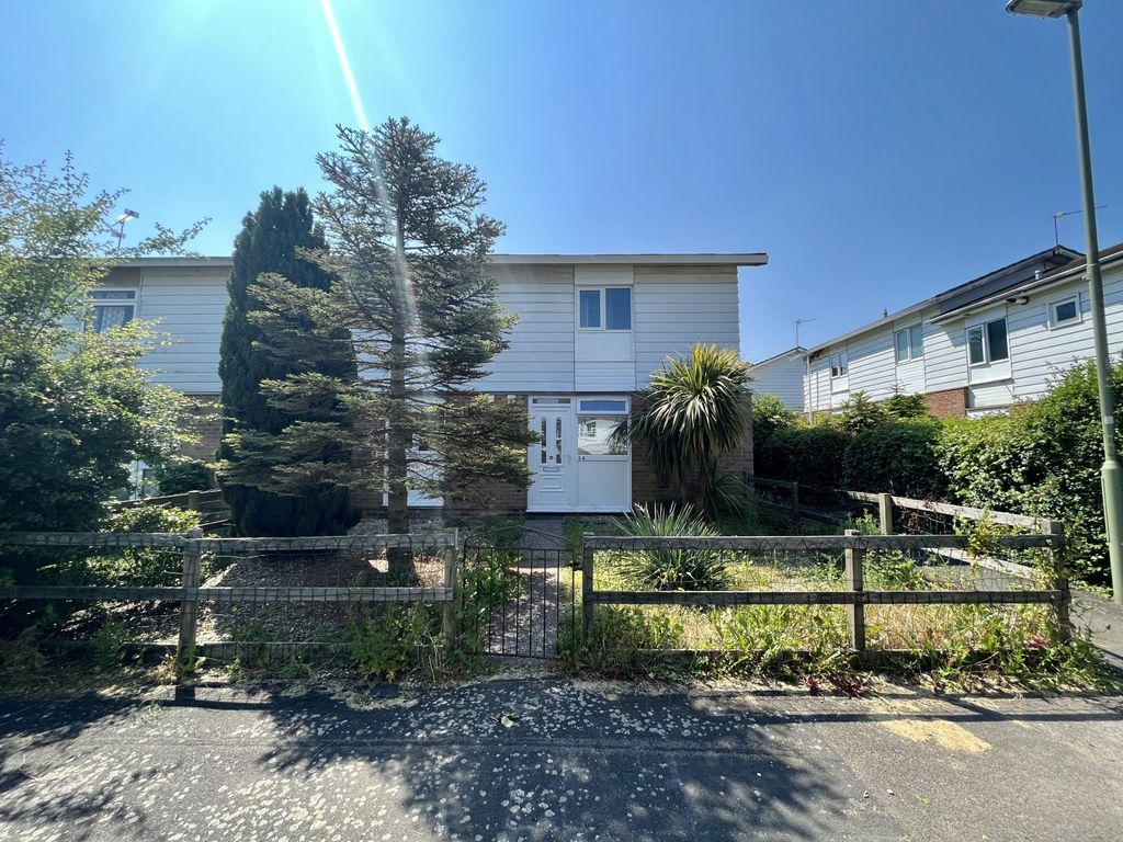 3 bed end terrace house for sale in Abbey Road, Basingstoke, Hampshire