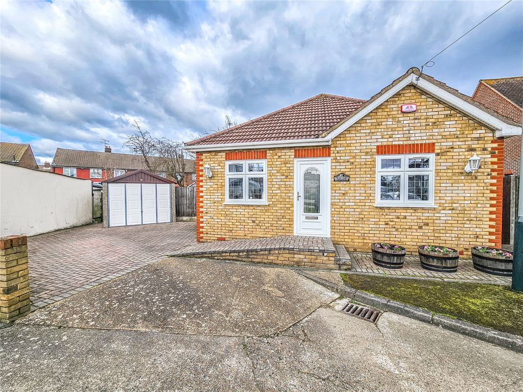 2 bed bungalow for sale in Hamlet Road, Collier Row RM5, £425,000 Zoopla