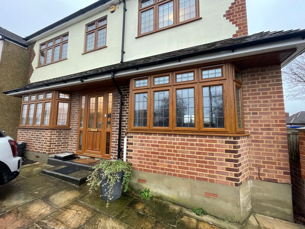 4 bed detached house to rent in Sunnycroft Gardens, Upminster, Greater