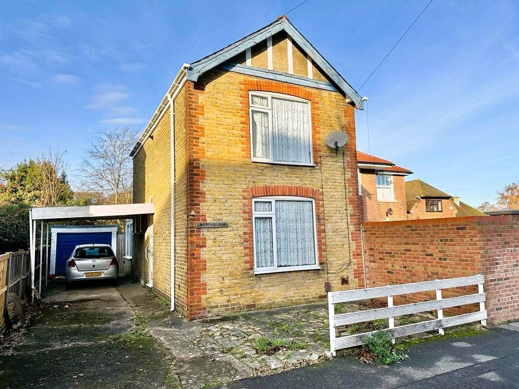 2 bed detached house for sale in Cleave Road, Gillingham ME7, £300,000