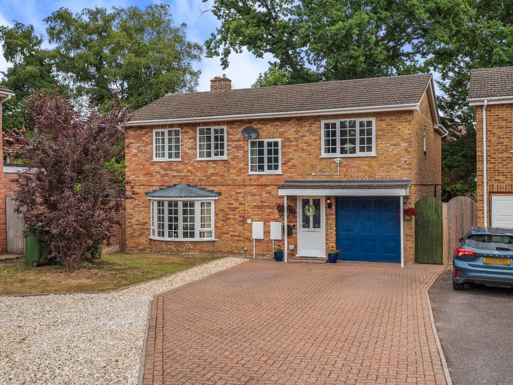 5 bed detached house for sale in Auclum Close, Burghfield Common