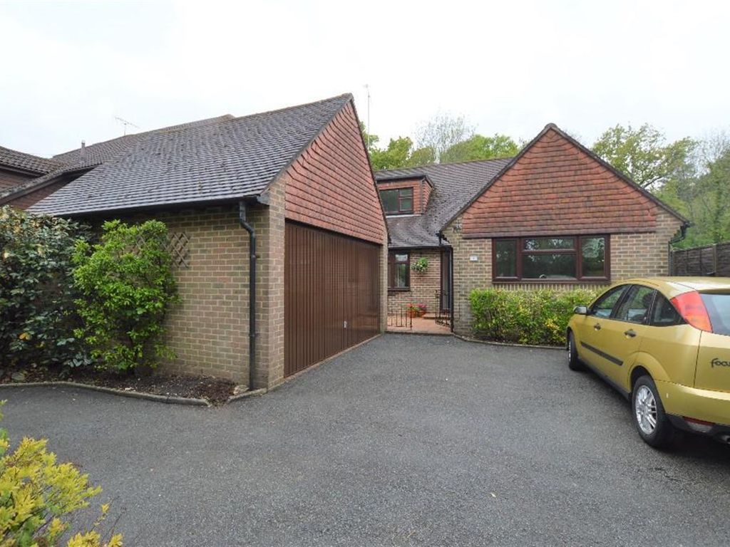 4 bed detached house to rent in 111 Castle Road, Rowland's Castle