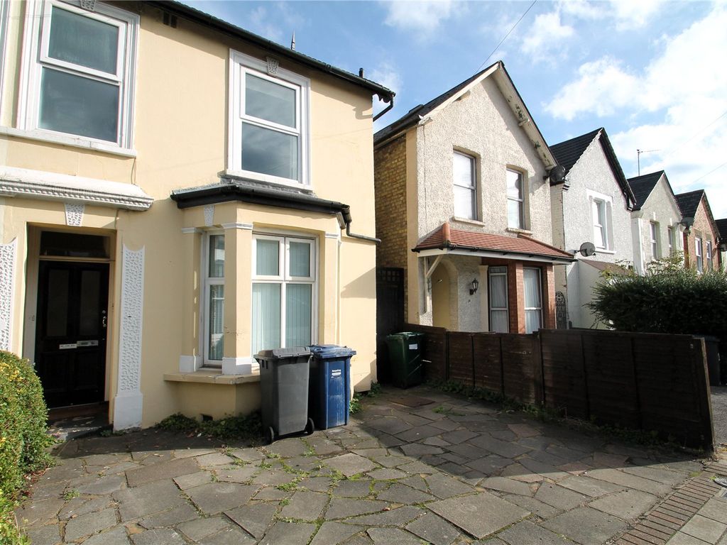 2 bed flat to rent in Brookhill Road, EN4, £1,600 pcm Zoopla