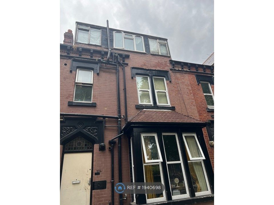 Studio to rent in Harehills Avenue, Leeds LS8, £525 pcm Zoopla