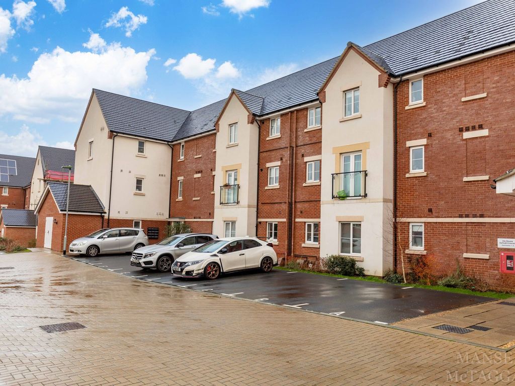 2 bed flat for sale in Daffodil Crescent, Crawley RH10, £290,000 Zoopla