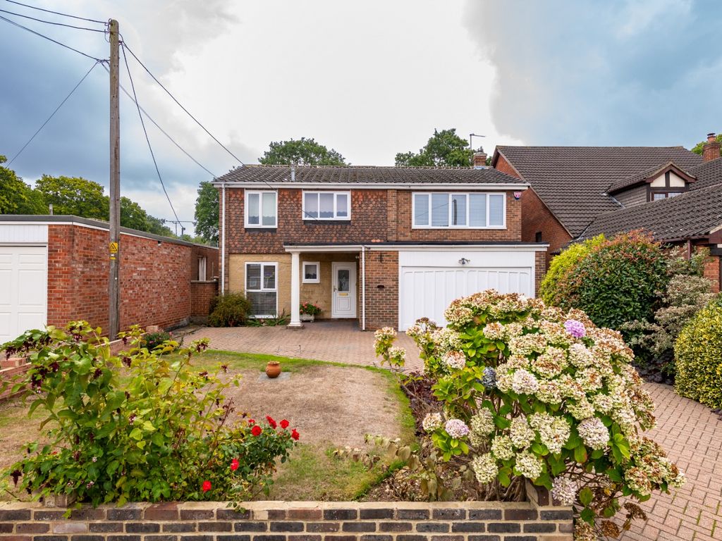 4 bed detached house for sale in Houghton Avenue, Hempstead, Gillingham
