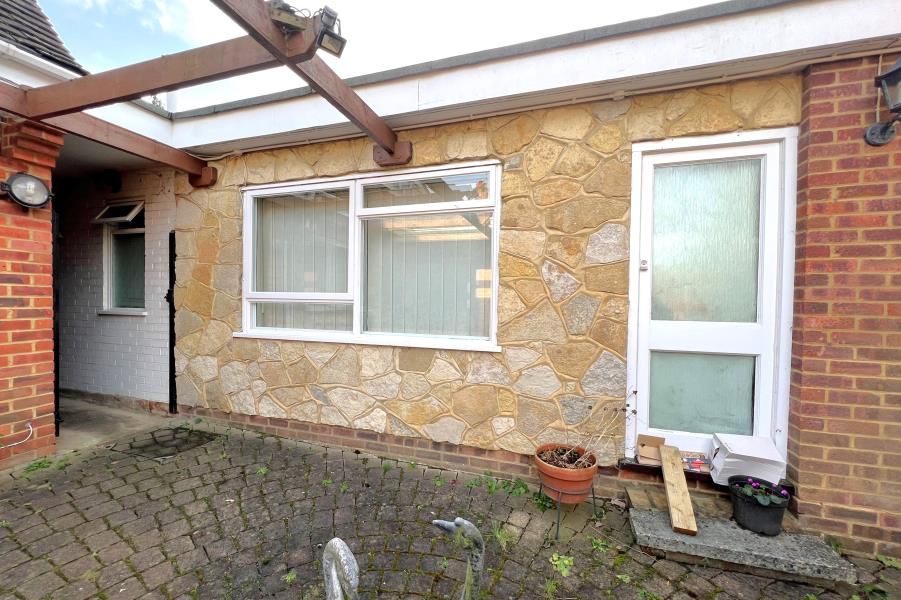 Studio to rent in Dartnell Park Road, West Byfleet, Surrey KT14, £1,000