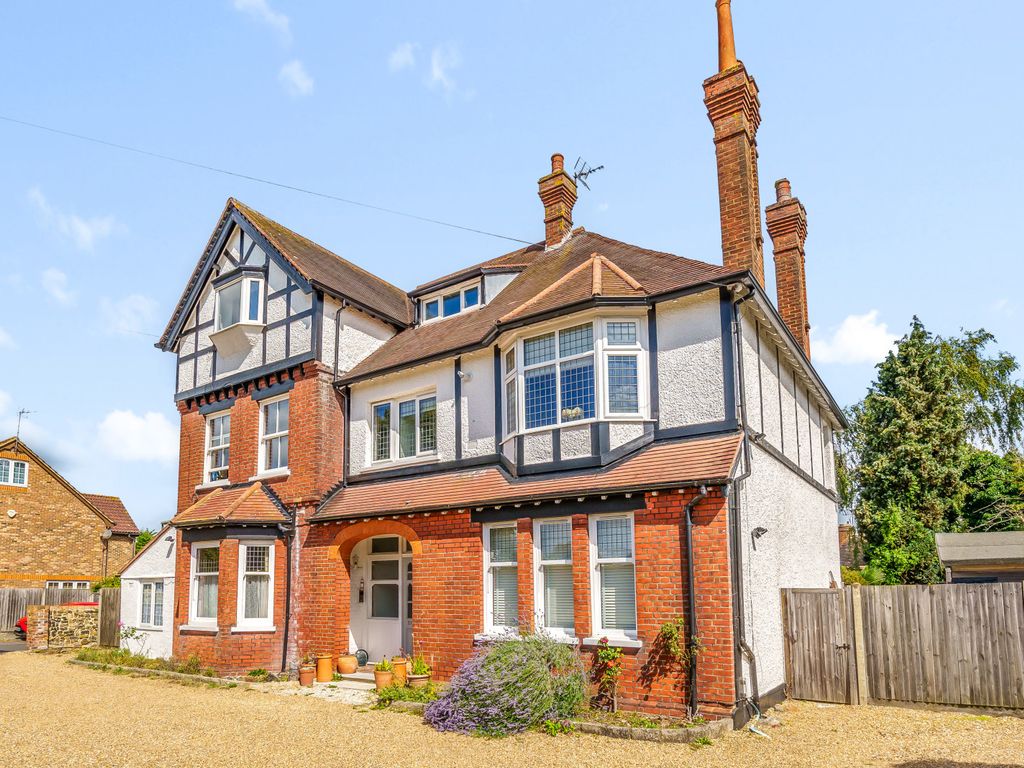 2 bed flat for sale in Green Lane, Shepperton TW17, £350,000 Zoopla