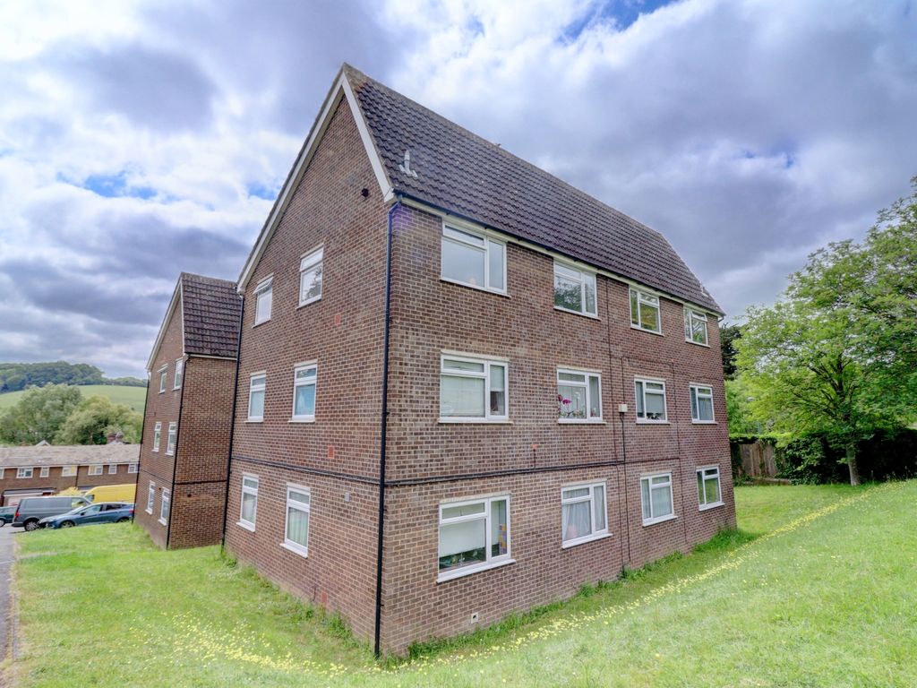 2 bed flat for sale in Brambleside, High HP11 Zoopla