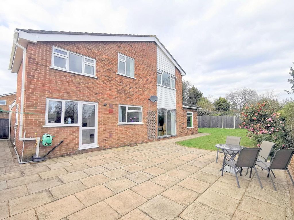 4 bed detached house for sale in Lamorna Close, Orpington BR6, £830,000