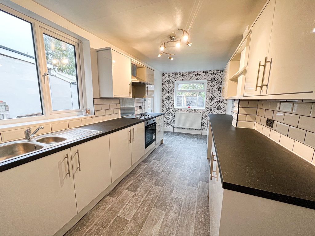 3 bed semidetached house to rent in Leonard Crescent, Scunthorpe DN15, £895 pcm Zoopla