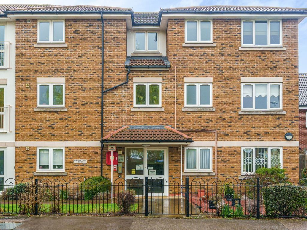 1 bed flat to rent in Moat View Court, Palmer Avenue, Bushey