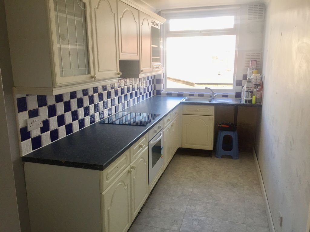 1 bed flat to rent in Broadwater Boulevard Flats, Broadwater, Worthing
