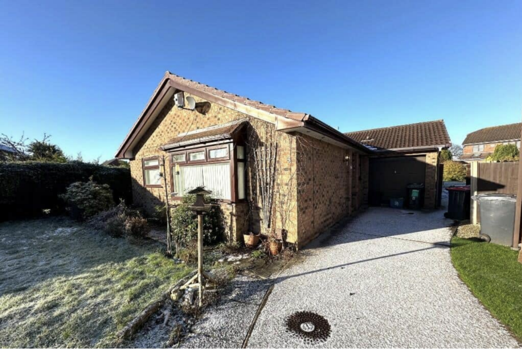 3 bed bungalow for sale in Parliament Way, Ellesmere Port CH66, £275,000 Zoopla