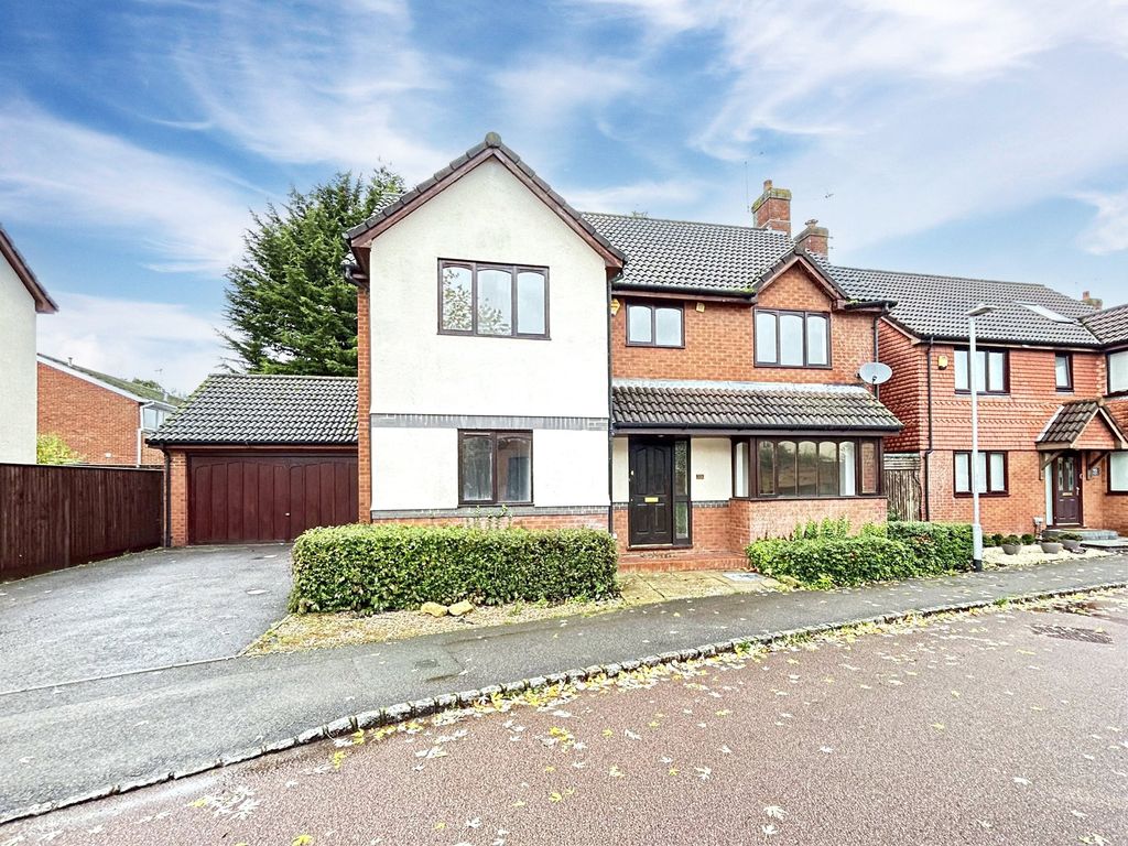 4 bed detached house for sale in Woodward Close, Winnersh, Wokingham