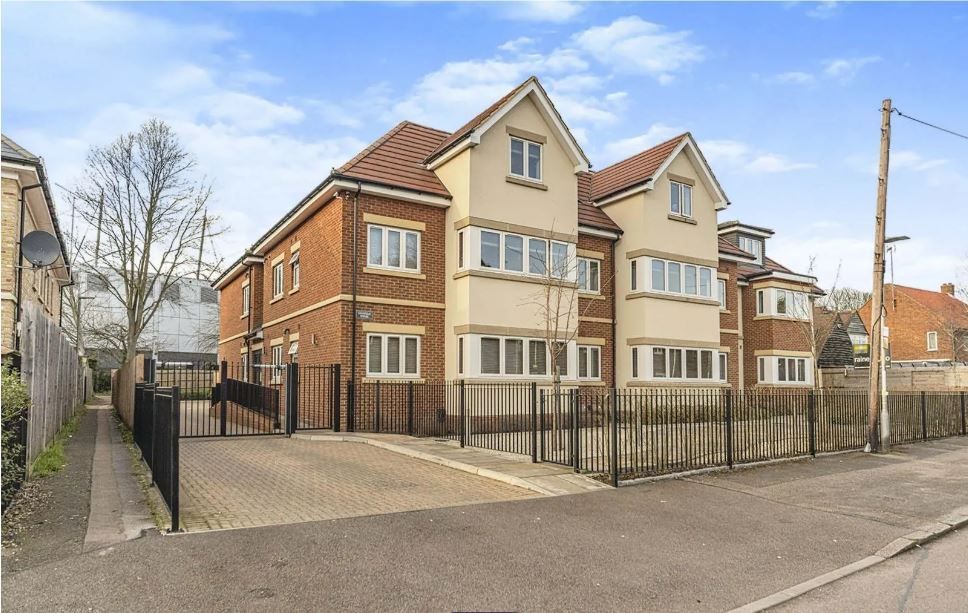 2 bed flat to rent in Highfield House, Roe Green Lane, Hatfield AL10