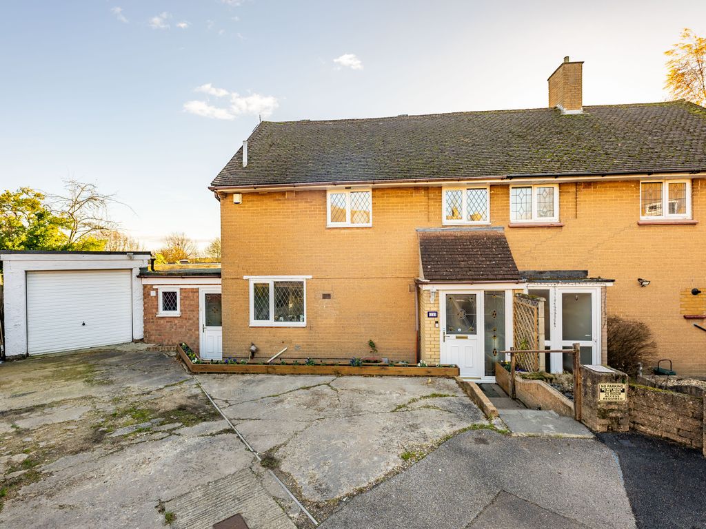 4 bed semidetached house for sale in Fulmore Close, Harpenden