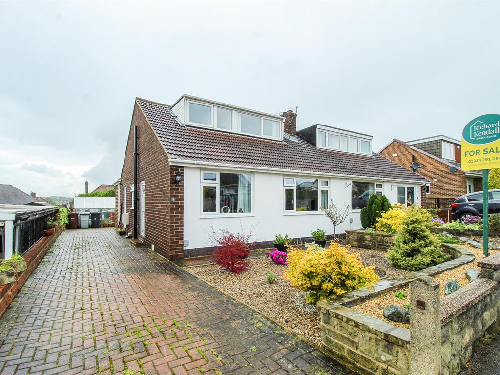 3 bed semidetached bungalow for sale in Redhill Avenue, Tingley