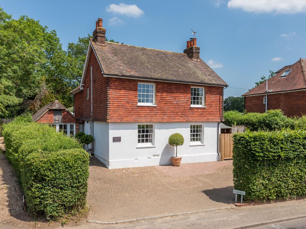 4 bed detached house for sale in High Street, Loxwood, Billingshurst