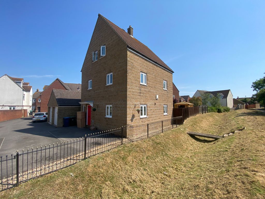 4 bed detached house for sale in Chaffinch Chase, Gillingham SP8, £