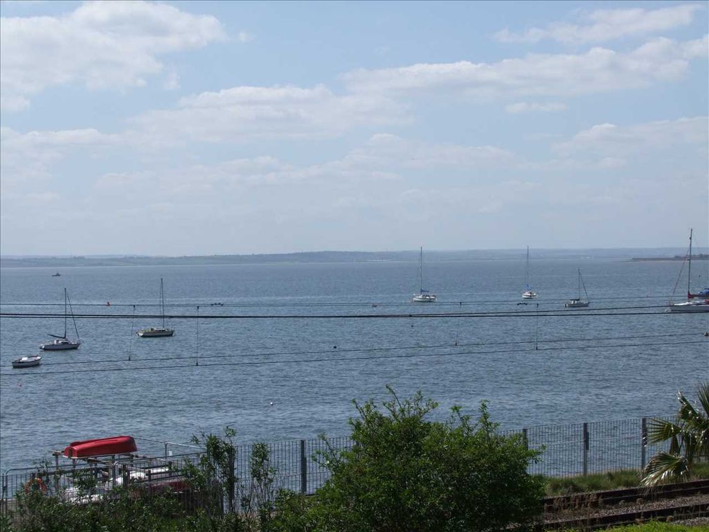 2 bed flat for sale in Undercliff Gardens, Leigh On Sea SS9, £400,000