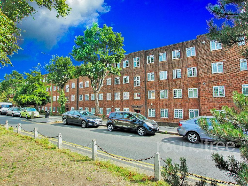2 bed flat to rent in Burnham Court, Brent Street, Hendon NW4, £1,700