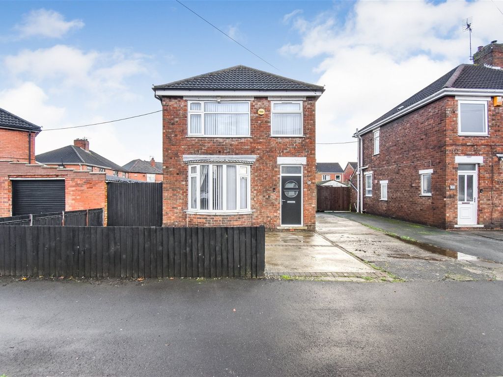 3 bed detached house for sale in Fairmont Crescent, Scunthorpe DN16, £