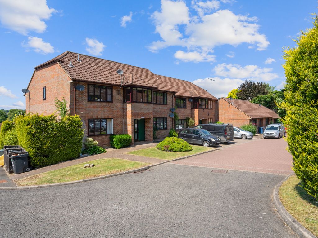 1 bed flat for sale in Stoney Grove, Chesham, Buckinghamshire HP5 Zoopla