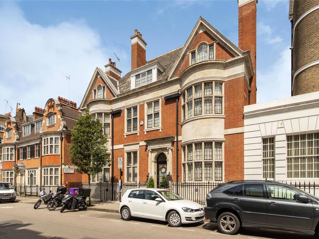 6 bed end terrace house to rent in Harley Street, London W1G, £24,917
