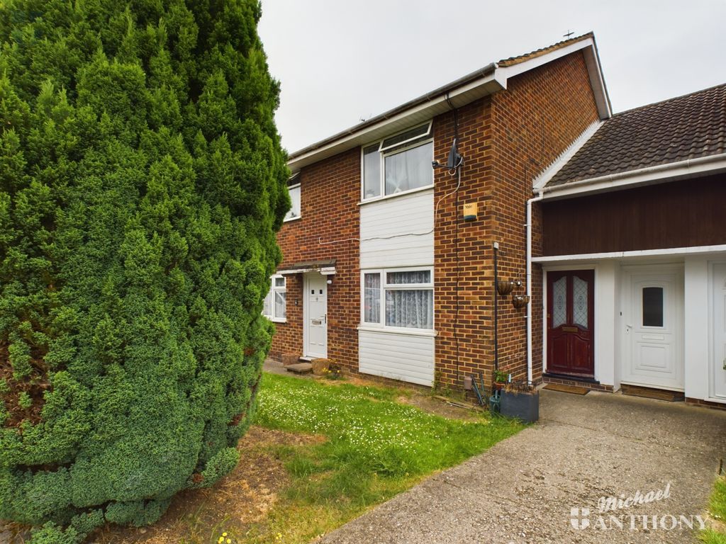 2 bed for sale in Kenilworth Drive, Aylesbury HP19, £210,000