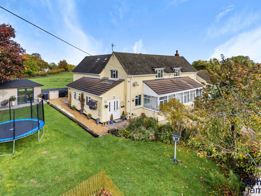4 bed semidetached house for sale in Badbury, Swindon, Wiltshire SN4