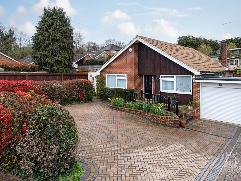 2 bed detached bungalow for sale in Rose Bushes, Epsom KT17 Zoopla