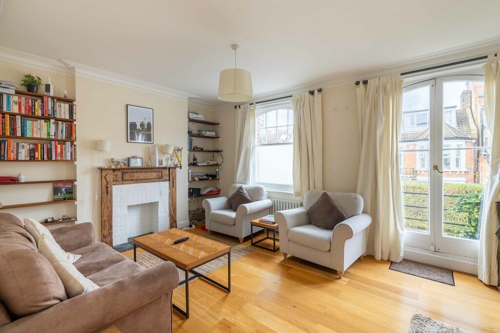 2 bed flat to rent in Margravine Gardens, Barons Court W6, £3,250 pcm